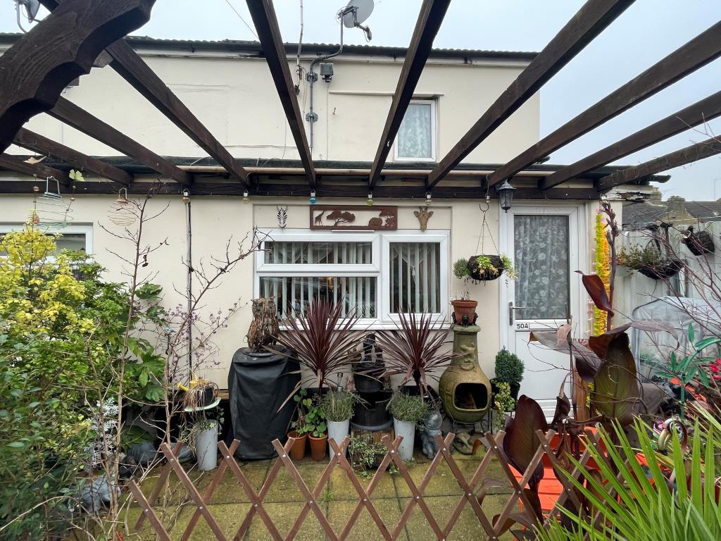 Lot: 58 - FREEHOLD ONE-BEDROOM HOUSE FOR INVESTMENT - 